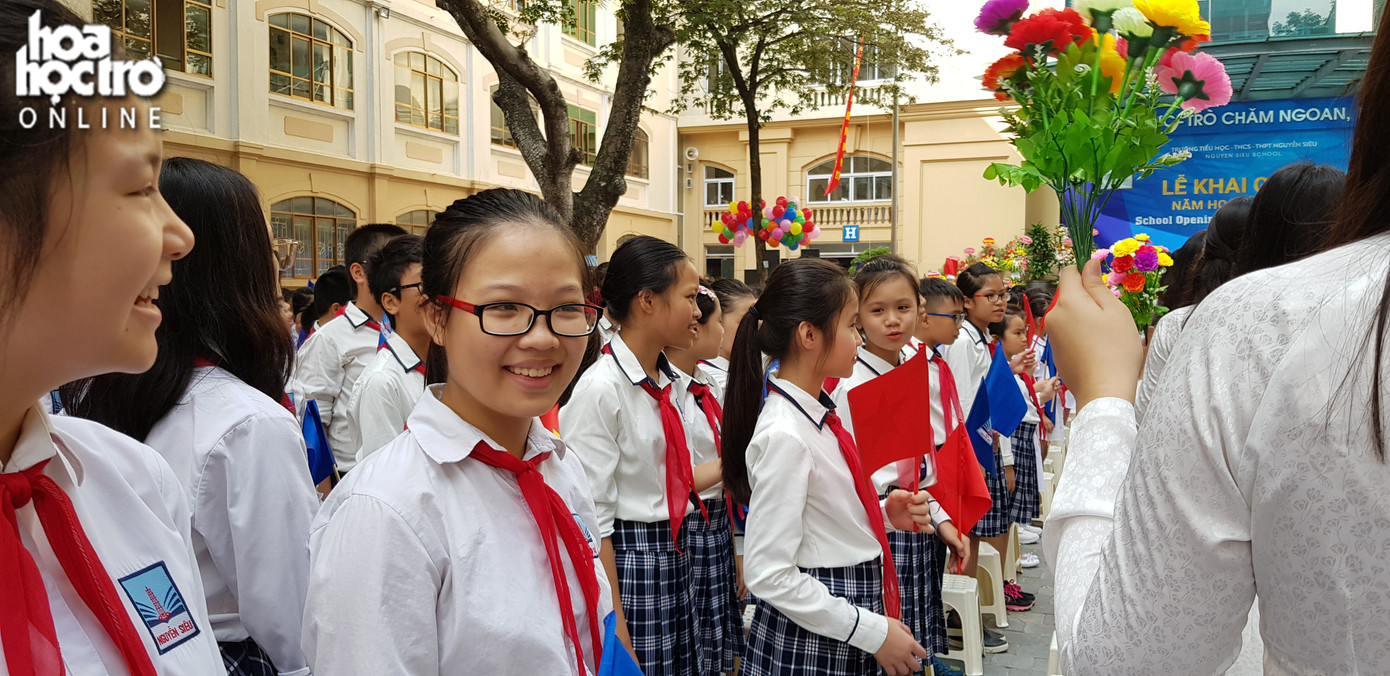 Vui vẻ vì được gặp lại bạn bè.