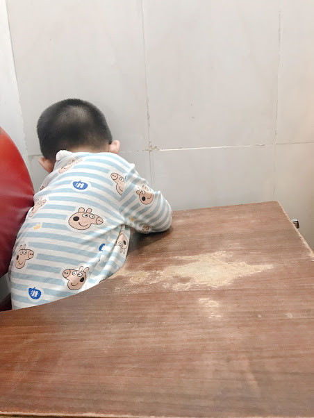 Học sinh không chịu hợp tác với các cô, ngại giao tiếp và không nhìn nhìn vào cô, trẻ thường khóc quay mặt vào một góc. Đặc biết là khóc và cào cấu hoặc nôn trớ nếu cô chạm vào mình. “Nhiều em đến đây trong tình trạng sợ người lạ mà cụ thể là sợ các cô giáo, bằng cách la hét, khóc lóc.Phản ứng bình thường ấy của trẻ diễn ra rất tự nhiên, lí do cũng vô cùng dể hiểu nhưng vô cùng khó để giải quyết”