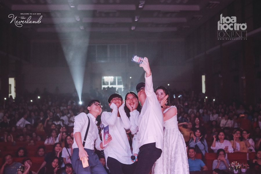 Kết thúc chương trình “Welcome to AJC: Neverland” là màn kết hợp giữa đội Hát và đội Vũ đạo, Bài hát “Ngày mai” muốn nhắn nhủ tới các em tân sinh viên luôn hướng tới tương lai, luôn lạc quan và yêu đời.