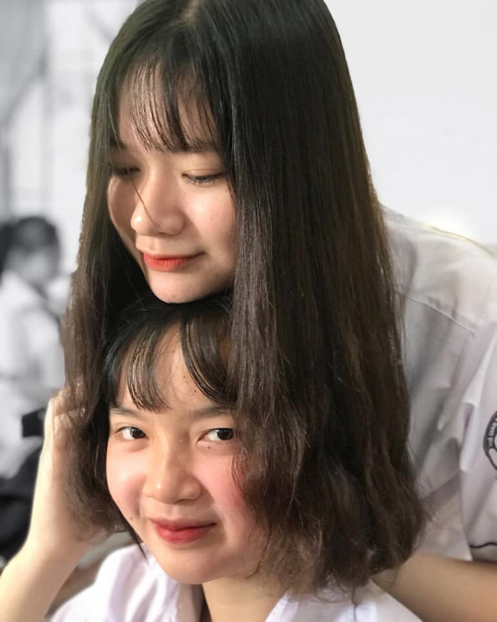 Vén gọn mái tóc dài ra sau lưng rồi gọi ngay đứa bạn tới trợ giúp và tèn ten... Đố ai đoán được tóc thật của bạn ở đâu?