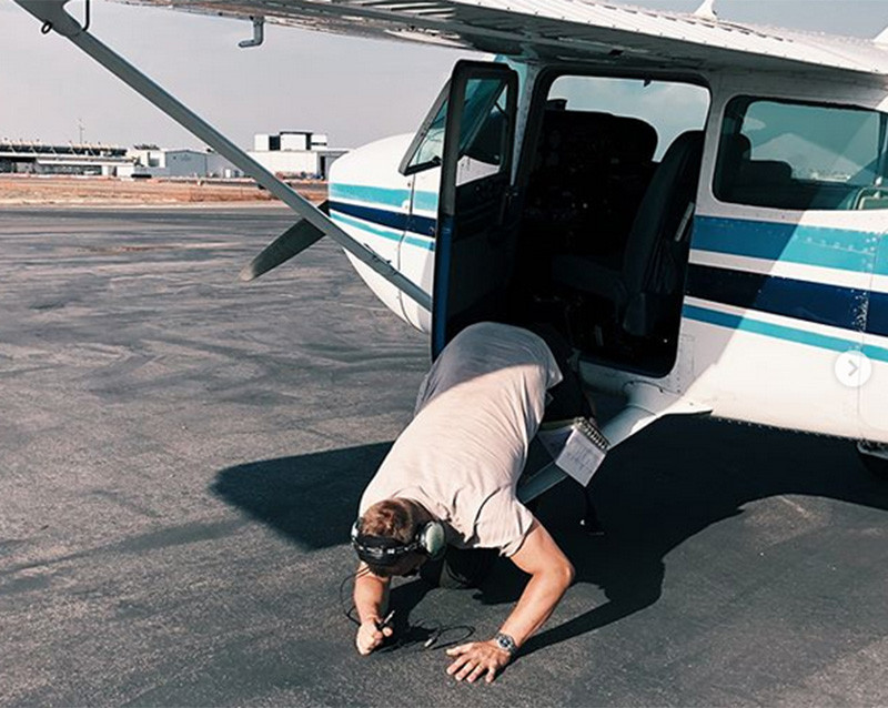 Tư thế ngã từ trực thăng xuống thế này hẳn sẽ ấn tượng hơn so với bức ảnh đứng kế bên hay ngồi trong buồng lái.