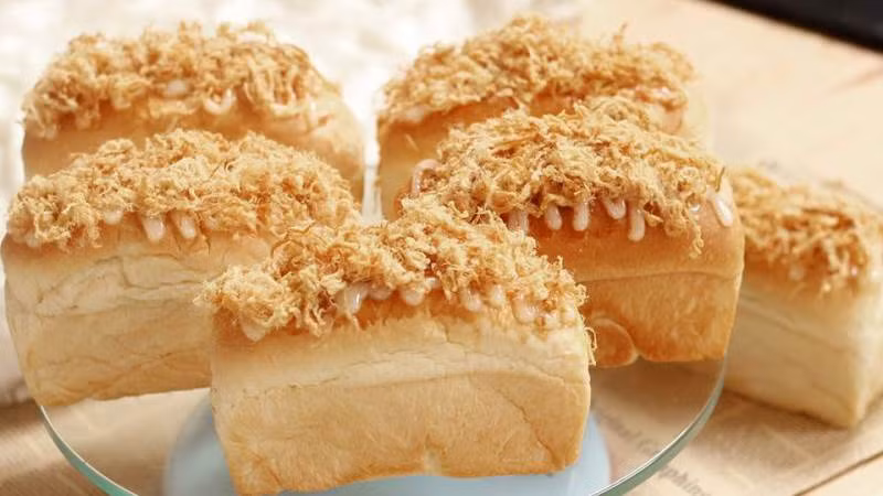 Bánh mỳ lava phomai béo ngậy hòa quyện với bánh mỳ và topping ruốc mặn.