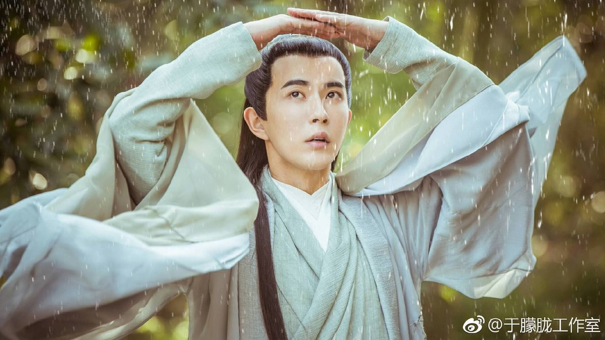 Đúng là nam thần cổ trang, chạy trốn cơn mưa thôi mà cũng đẹp.