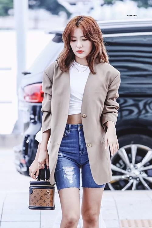 Trong lần ra sân bay đầu tháng 9, Seulgi gây sốt với set đồ gồm croptop, quần ôm và blazer màu be.