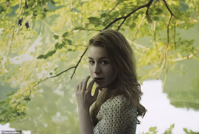 Yigal Ozeri thường không đặt tên tranh và tranh của anh hay có tên chung là “Untitled” (Không đề).