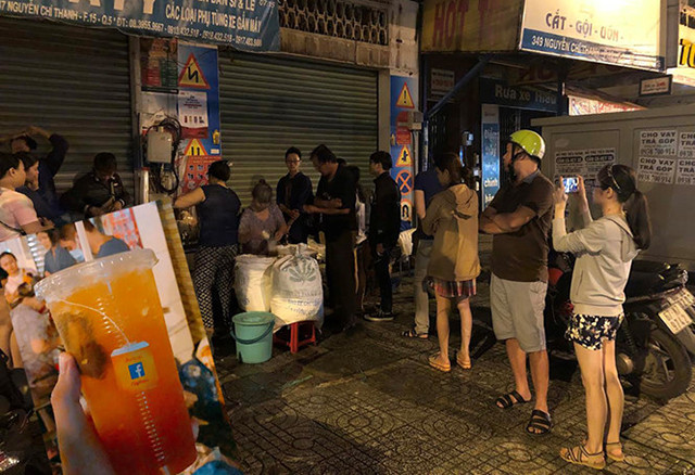 Khách xếp hàng lúc 22 giờ khuya để mua trà đào dầm.