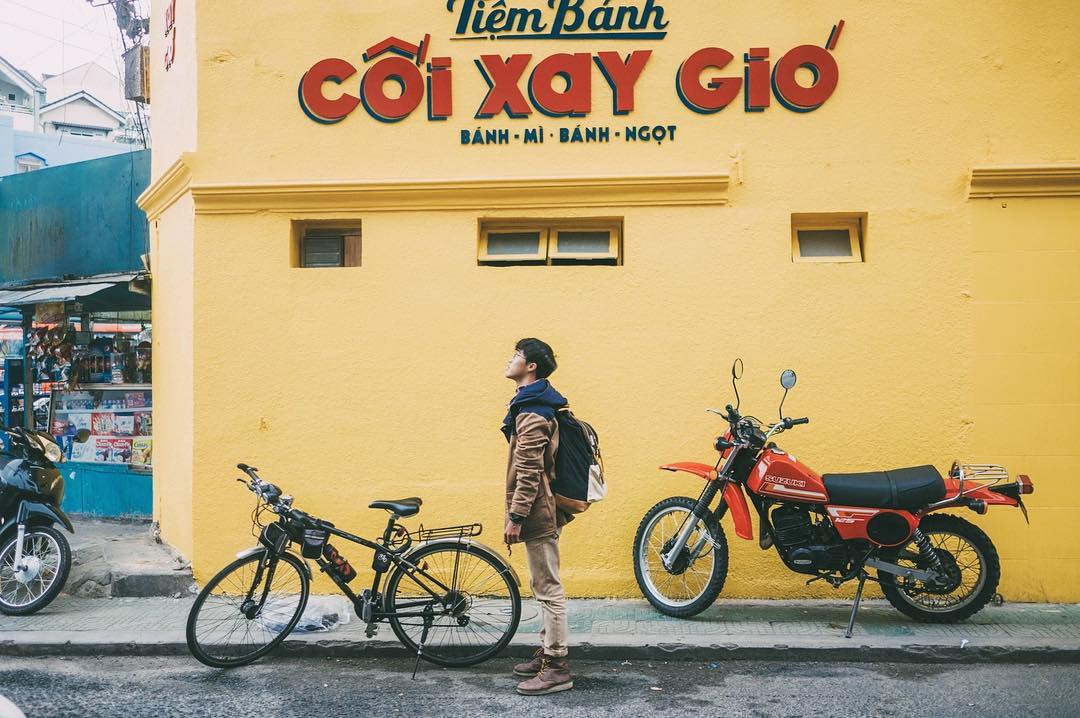 Câu chuyện lãng mạn phía sau hành động vẽ lên tường vàng của tiệm bánh Cối Xay Gió ảnh 1 Câu chuyện lãng mạn phía sau hành động vẽ lên tường vàng của tiệm bánh Cối Xay Gió ảnh 1