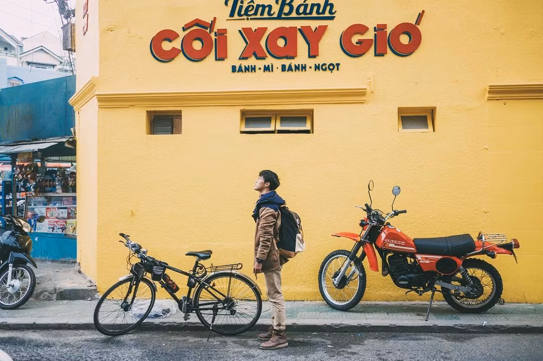 Câu chuyện lãng mạn phía sau hành động vẽ lên tường vàng của tiệm bánh Cối Xay Gió ảnh 1 Câu chuyện lãng mạn phía sau hành động vẽ lên tường vàng của tiệm bánh Cối Xay Gió ảnh 1