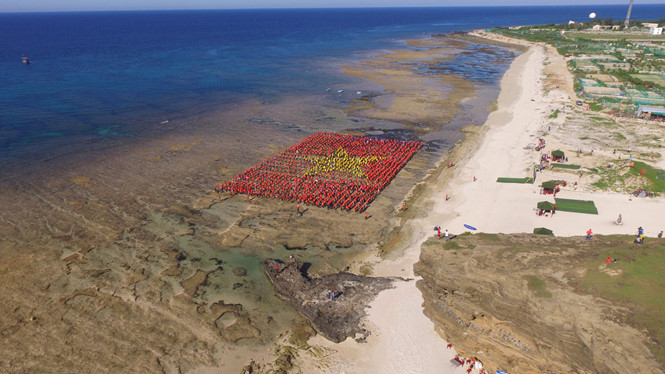 3.000 người tham gia Quốc ca, tạo hình lá cờ Tổ quốc trên biển tại đảo Lý Sơn.