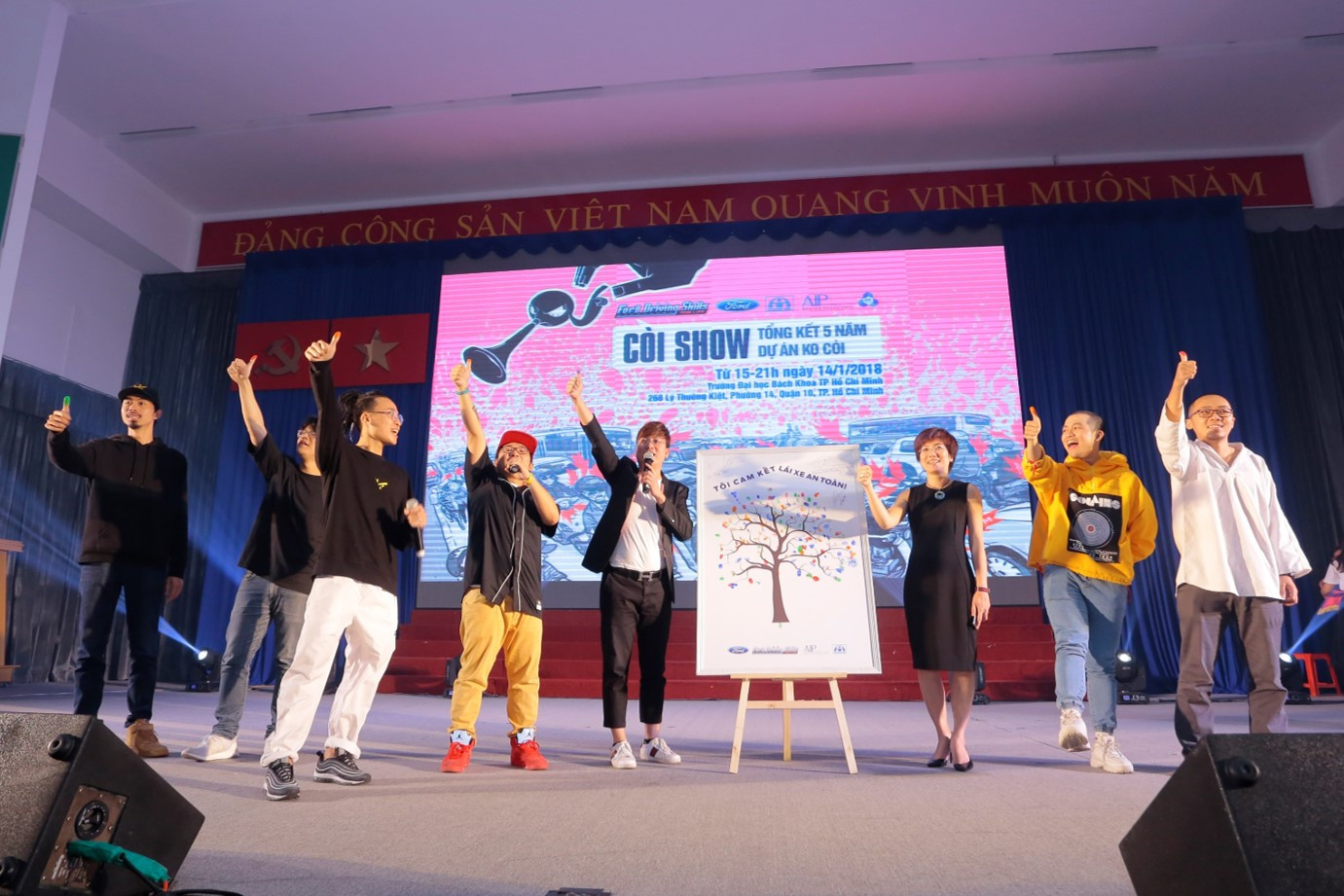 Các nghệ sĩ trẻ đã nhiệt tình mang đến một đêm nhạc chất lượng cho các bạn sinh viên.