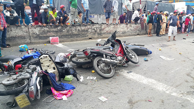 Một số xe máy hư hỏng nằm lăn lóc tại hiện trường.