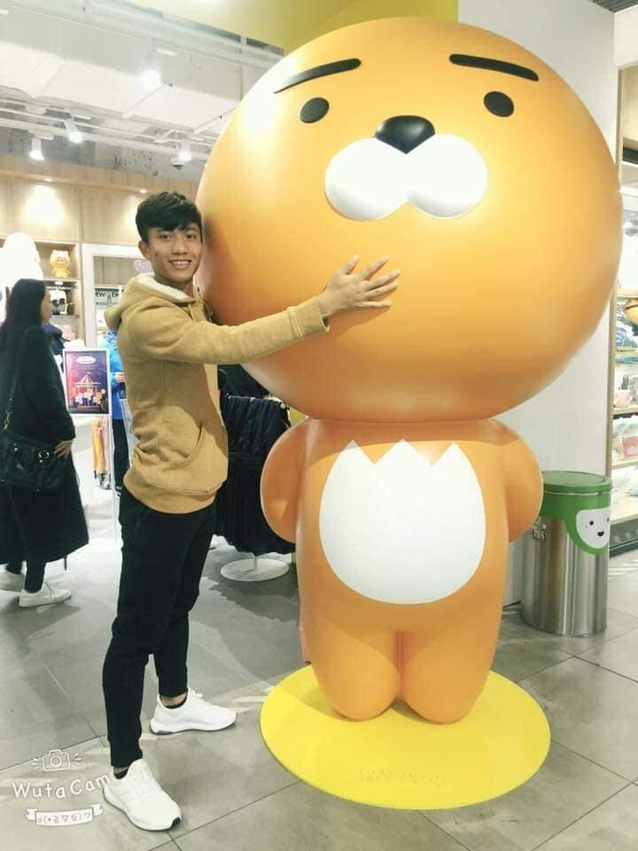 Văn Đức tạo dáng bên chú gấu mascot.