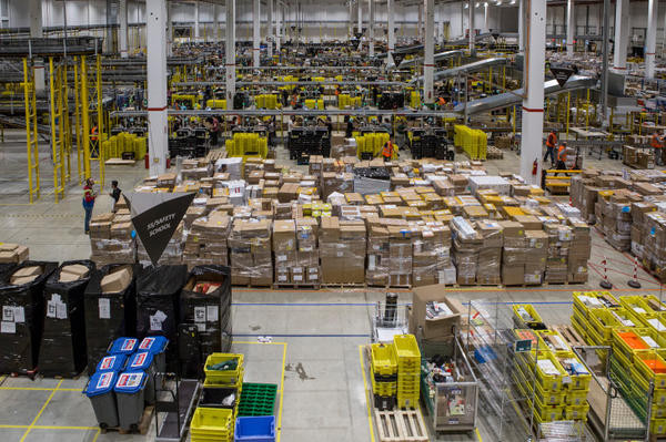 Một nhà kho xử lý hàng hoá của Amazon. Một nhà kho xử lý hàng hoá của Amazon.