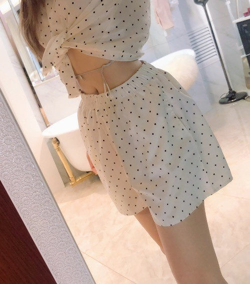 "Miễn cưỡng được hai vòng, cần giảm cân thôi", một cô gái viết.