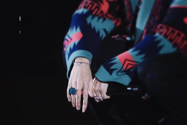 Khi V thả lỏng bàn tay, khán giả càng trầm trồ hơn nữa. V cũng rất biết cách nhấn nhá vào điểm mạnh của mình bằng cách đeo nhiều phụ kiện vòng, nhẫn.