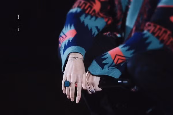 Khi V thả lỏng bàn tay, khán giả càng trầm trồ hơn nữa. V cũng rất biết cách nhấn nhá vào điểm mạnh của mình bằng cách đeo nhiều phụ kiện vòng, nhẫn.