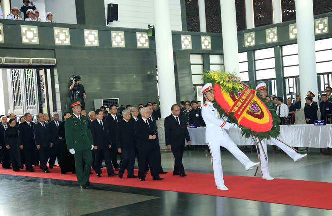 Đoàn Ban Chấp hành T.Ư Đảng Cộng sản Việt Nam do Tổng Bí thư Nguyễn Phú Trọng làm trưởng đoàn, viếng Chủ tịch nước Trần Đại Quan. (ẢNH TTXVN)