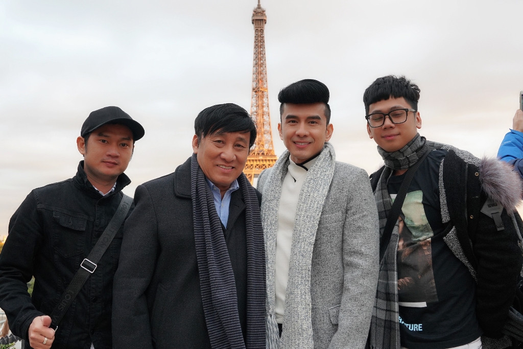 Xuất hiện trên đường phố châu Âu, nhiều khán giả đã nhận ra Đan Trường và xin chụp hình cùng nam ca sĩ.