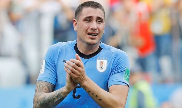 Cầu thủ Uruguay bật khóc khi trận đấu chưa kết thúc.