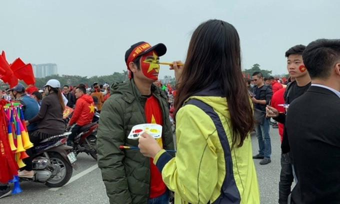 Fan bóng đá này vẽ painting trực tiếp trước SVĐ. Fan bóng đá này vẽ painting trực tiếp trước SVĐ.