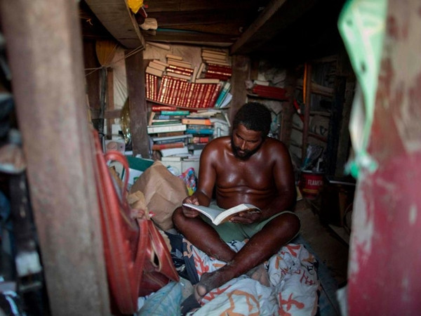 Chú Marcio trong “phòng ngủ” của mình, với rất nhiều sách.