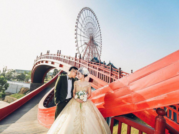 Nhiều bộ ảnh cưới được thực hiện tại cây cầu lãng mạn này