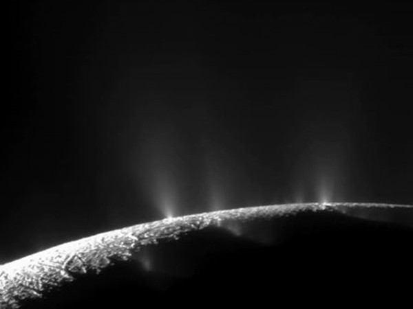 Hình ảnh Enceladus, mặt trăng của sao Thổ. Các nhà khoa học tin rằng có một đại dương bên dưới bề mặt đóng băng của Enceladus.