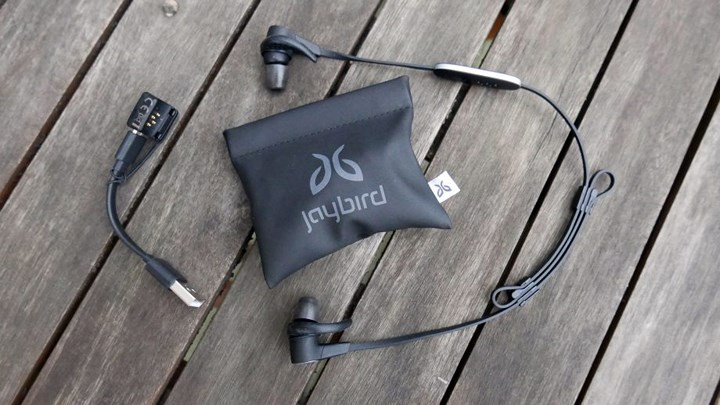 Jaybird X3 có chất lượng âm thanh tốt, thiết kế đẹp, tuổi thọ pin dài. Nhược điểm là chỉ dùng sạc độc quyền của hãng.