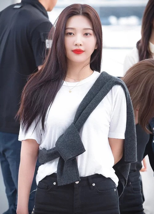 Joy (Red Velvet) cũng diện cardigan buộc chéo qua vai. Set đồ đen trắng đơn giản nhưng vẫn nổi bật nhờ nhan sắc