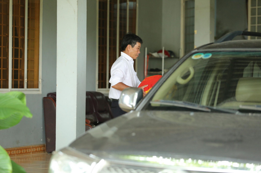 Các thành viên trong gia đình lần lượt bưng tráp cưới lên xe.