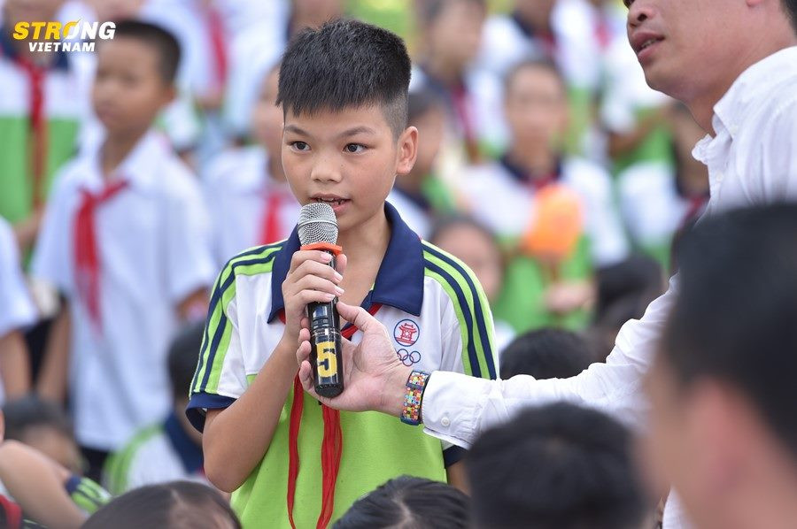 Buổi giao lưu cũng không thiếu những câu hỏi "hóc búa" mà các cầu thủ phải dở khóc dở cười đâu nhé!