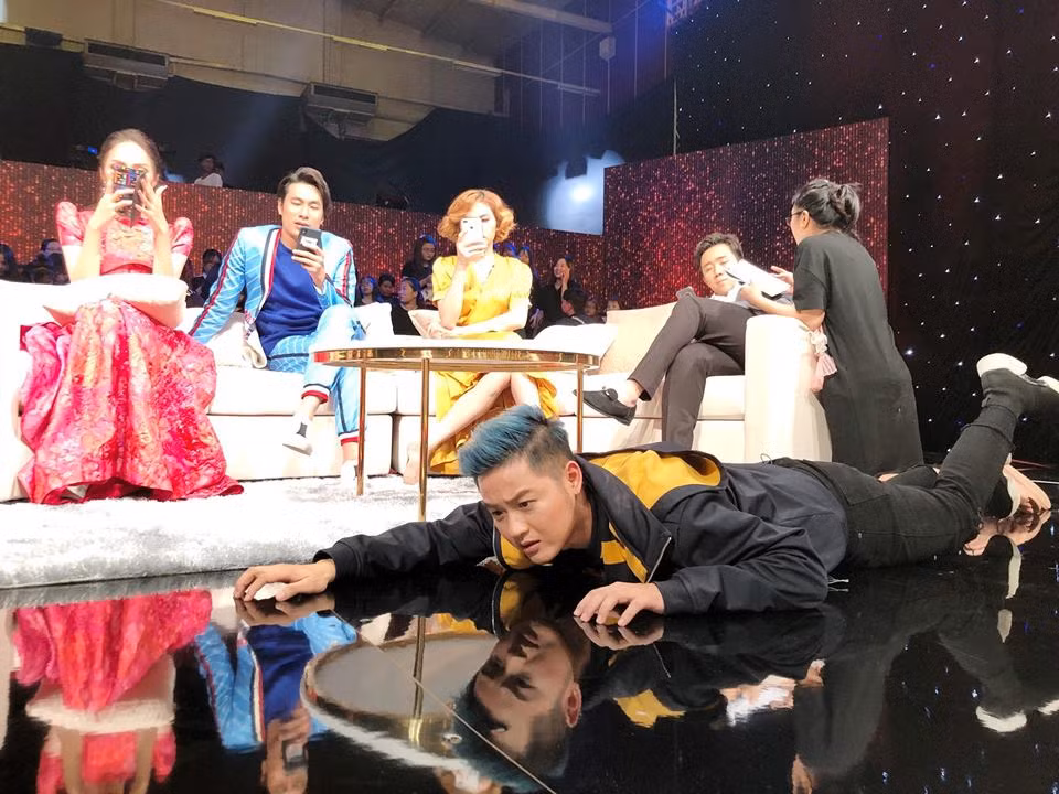 cả trên sân khấu.