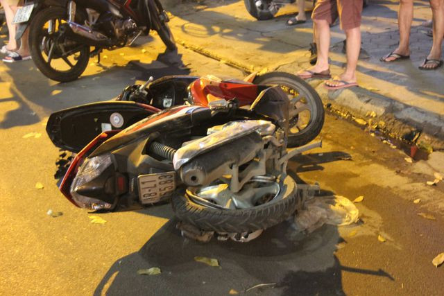 Không chịu dừng lại, chiếc “xe điên” tiếp tục lao đi vun vút rồi chiếc xe máy di chuyển cùng chiều.