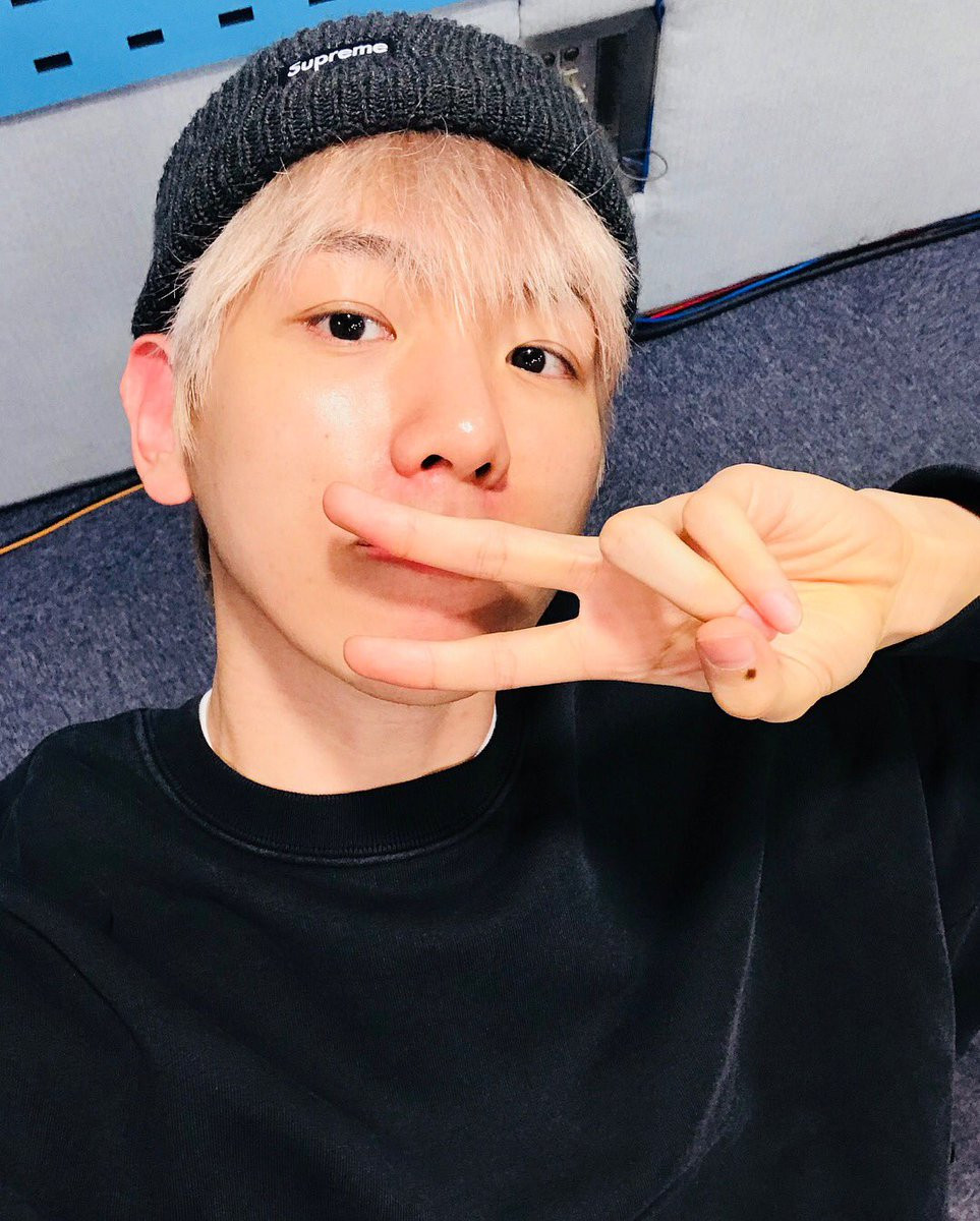“Thần selfie” như Baekhyun, tất nhiên là sẽ để ảnh của chính mình trong điện thoại rồi. Có khi Baekhyun có hẳn một kho selfie để thay đổi hàng ngày cũng nên. Vì ảnh selfie của Baekhyun rất đẹp, nên anh chàng có thích mở điện thoại ra và ngắm chính mình cũng hợp lý quá đi mà.