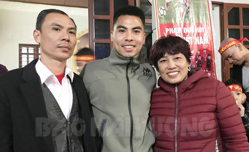 Đức Huy chụp ảnh cùng bố mẹ khi về thăm nhà sau AFF Cup 2018. (Ảnh: Báo Hải Dương)