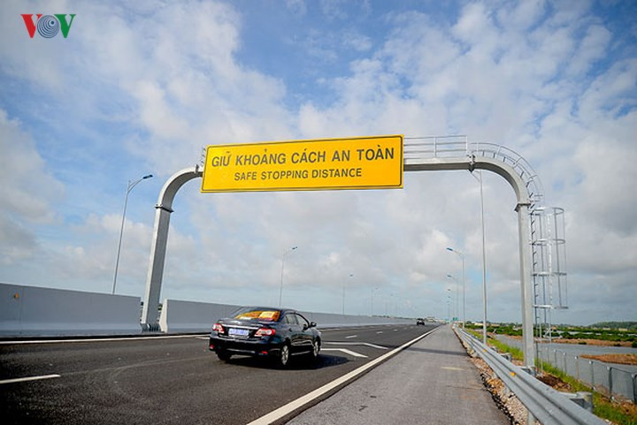 Giờ đây, từ Hạ Long đi Hà Nội từ giảm 180km xuống còn 130km, thời gian đi ô tô giảm từ 3,5 tiếng xuống còn 1,5 tiếng; đi Hải Phòng giảm từ 75km còn 25km. Viễn cảnh "sống tại Hà Nội, hàng ngày đi làm ở Hạ Long, tối trở về Hà Nội" đã không còn xa vời.