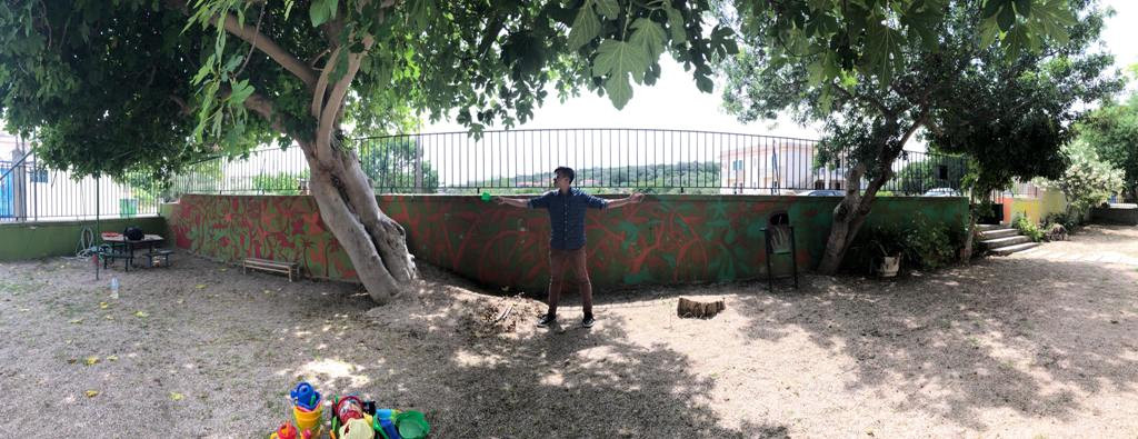 Nguyễn Huy Kiên (sinh năm 1996) lớn lên tại Hà Nội. Trước khi sang Mỹ du học, chàng trai 9x là sinh viên&nbsp;ĐH Kiến trúc Hà Nội.&nbsp;