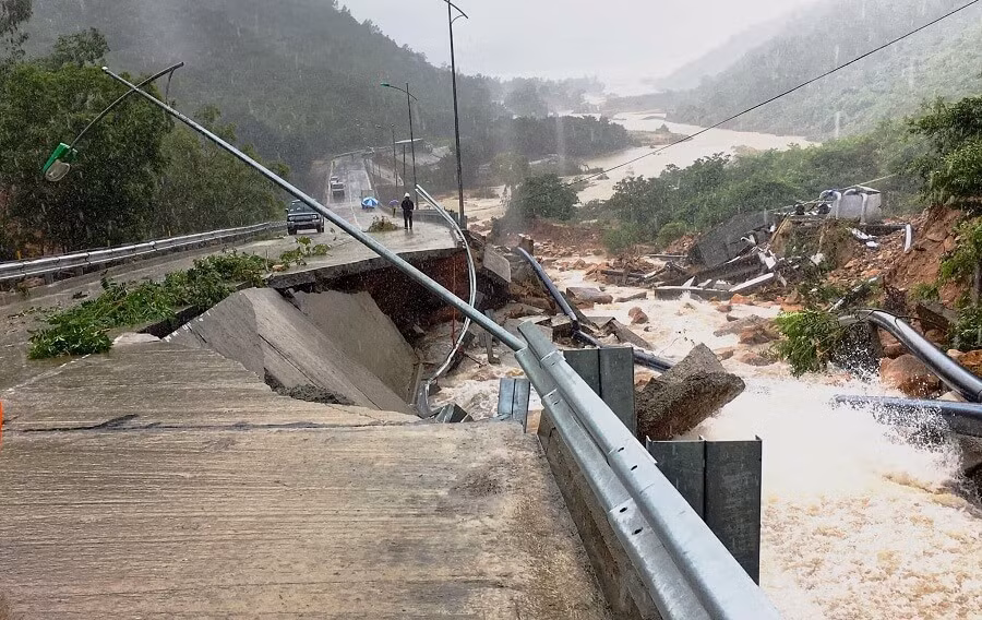 Cảnh tượng đổ nát ngổn ngang. Ảnh: Tri Nguyen/CamRanhPhoto