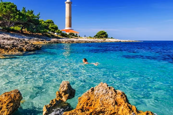 Khu vực ngọn hải đăng Veli Rat nhìn ra biển Adriatic có làn nước trong vắt.