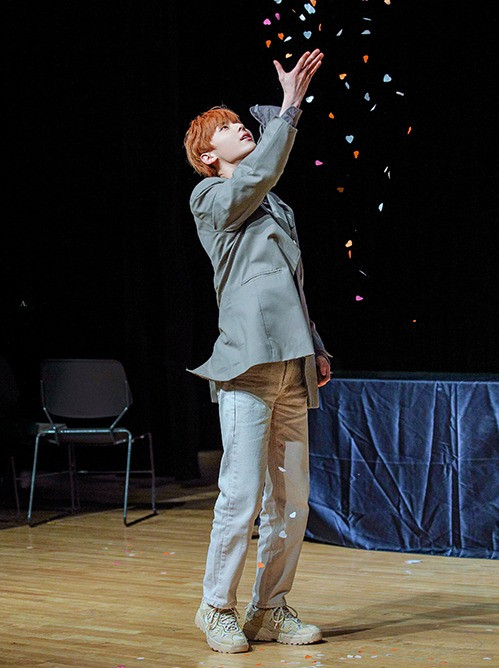 Diện cả set màu xám phần nào khiến ngoại hình 