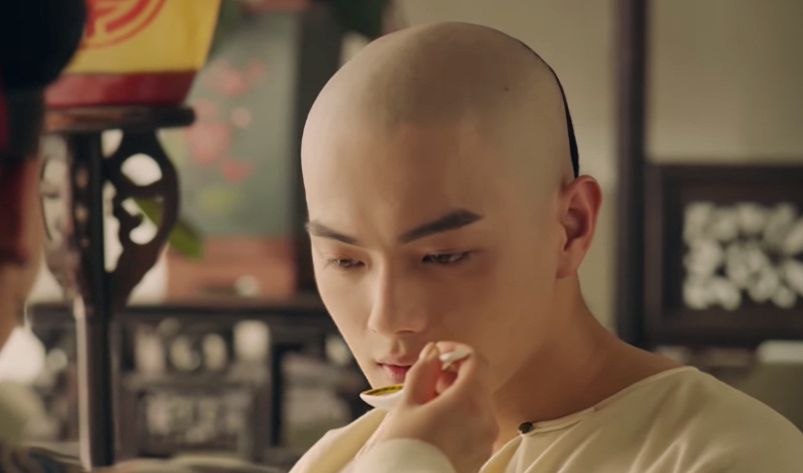 Ngực bị thương nhưng tay không cử động được, và cũng trở nên nhạy cảm với nhiệt độ của món canh hơn khi kiểu gì cũng thấy nóng.