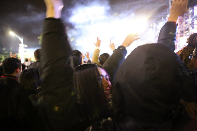 Hàng nghìn người lắc lư nhảy theo tiếng nhạc.