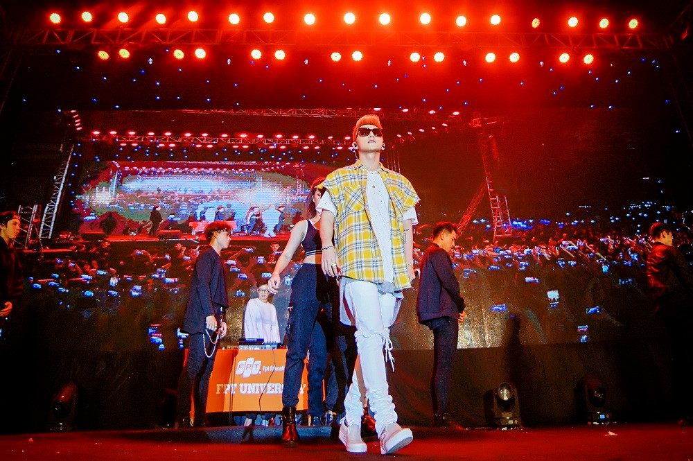 Tiếp ngay sau đó, với phần phối âm remix khác lạ, “Lạc trôi” trở nên bắt tai và tuyệt vời hơn bao giờ hết.