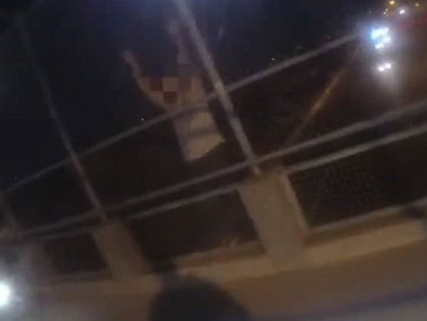 Sự việc một thanh niên định nhảy từ cầu vượt xuống đường khiến rất nhiều người hoảng hốt.