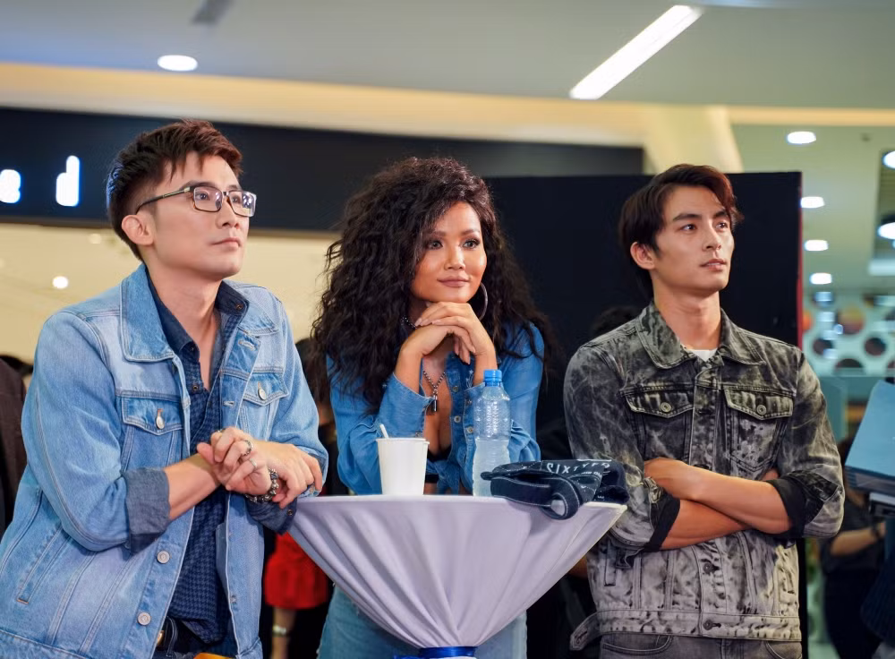 Cả 3 xem say mê Bộ sưu tập mới nhất của V-Sixtyfour – Miền Ký Ức. Đây là Bộ sưu tập đầu tiên H’Hen Niê chính thức là Đại sứ thương hiệu của V-Sixtyfour.