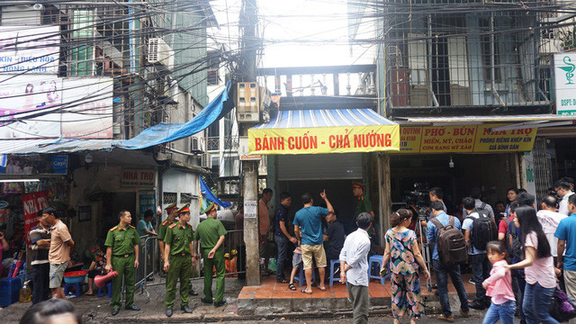 An ninh thắt chặt tại đường vào khu dãy trọ phía sau bị cháy.