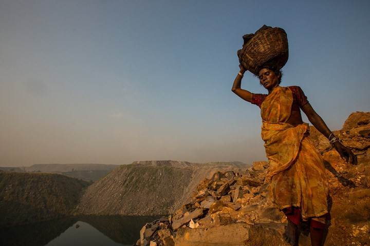 Việc trèo lên những mỏ quặng vô cùng nguy hiểm với vách đá dựng đứng có thể cướp đi tính mạng những người thợ mỏ bất cứ lúc nào. Bức ảnh này được Brown chụp tại Jharkhand vào năm 2013.