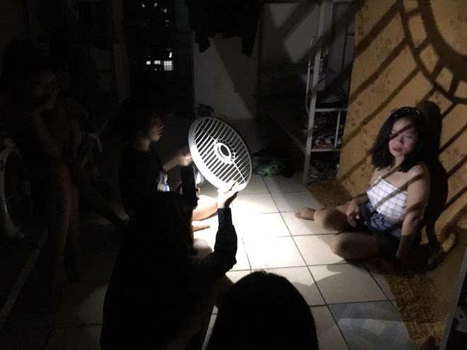 Hậu trường chụp ảnh chân thực của nhóm sinh viên. Giờ thì bạn đã tin "sống ảo" là một nghệ thuật và những người "sống ảo" là nghệ sĩ chưa?