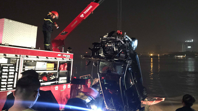 Chiếc xe biến dạng, hư hỏng nặng sau khi được trục vớt lên từ đáy sông Hồng. ẢNH: TRẦN CƯỜNG.