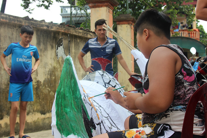 Người lớn cũng thích thú ngắm "tác phẩm" của các "nghệ nhân" nhí.